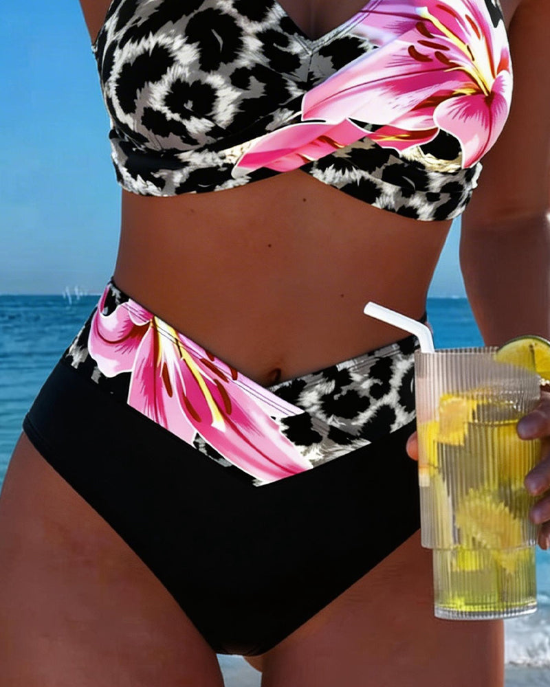 Bikini z leopardjim potiskom in cvetličnim kontrastom