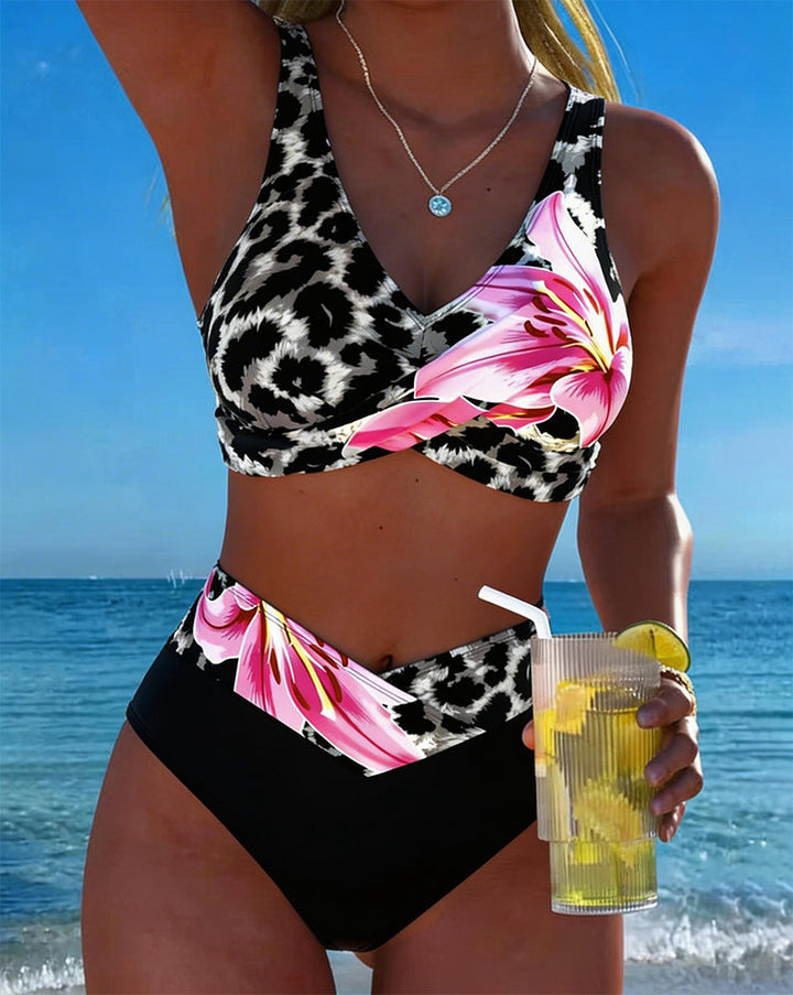 Bikini z leopardjim potiskom in cvetličnim kontrastom