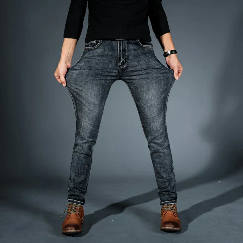 NOVAK | MODNO PRILEGANE JEANS HLAČE