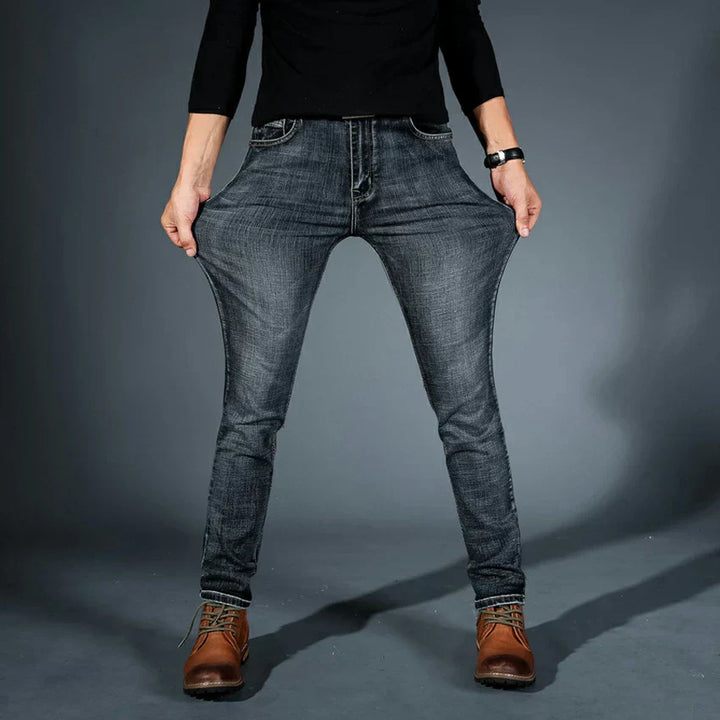 NOVAK | MODNO PRILEGANE JEANS HLAČE