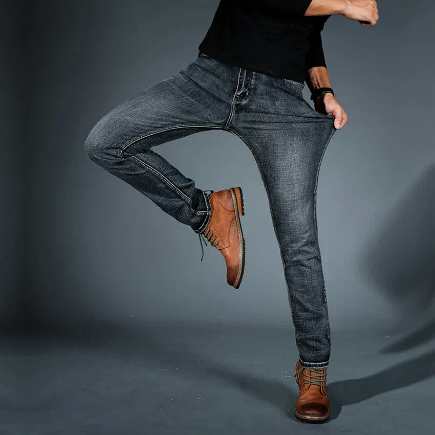 NOVAK | MODNO PRILEGANE JEANS HLAČE