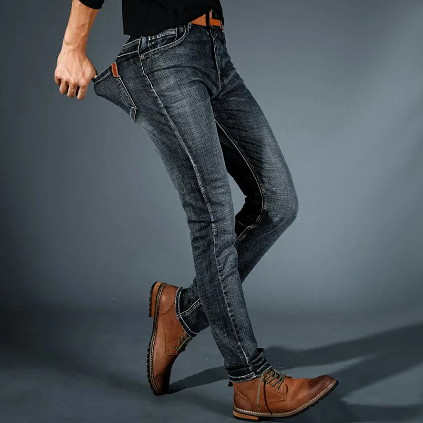 NOVAK | MODNO PRILEGANE JEANS HLAČE