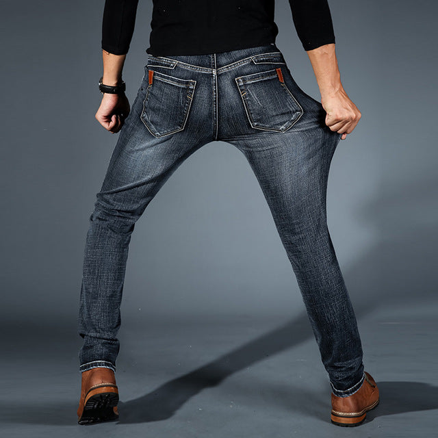 NOVAK | MODNO PRILEGANE JEANS HLAČE