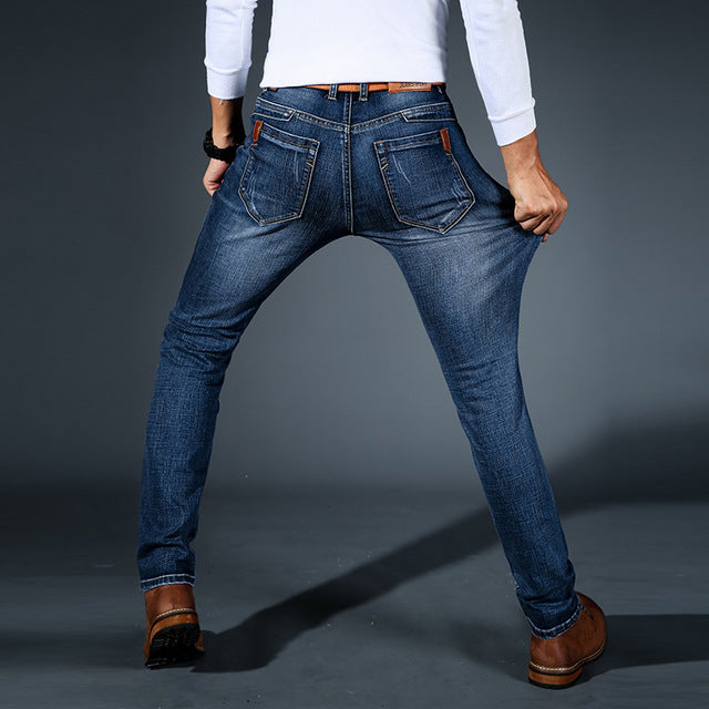 NOVAK | MODNO PRILEGANE JEANS HLAČE