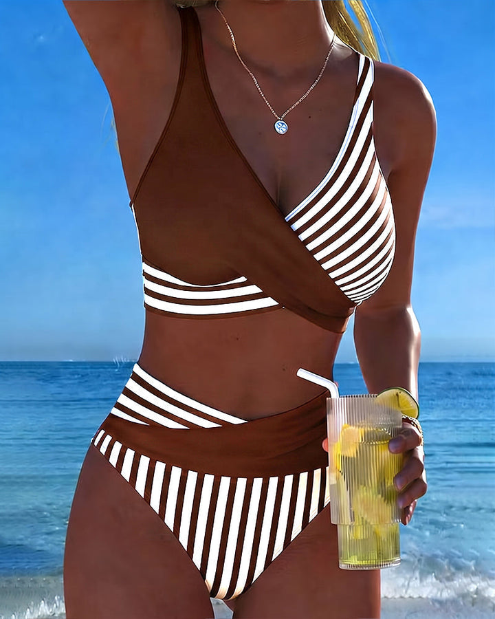 Bikini z navpičnimi črtami