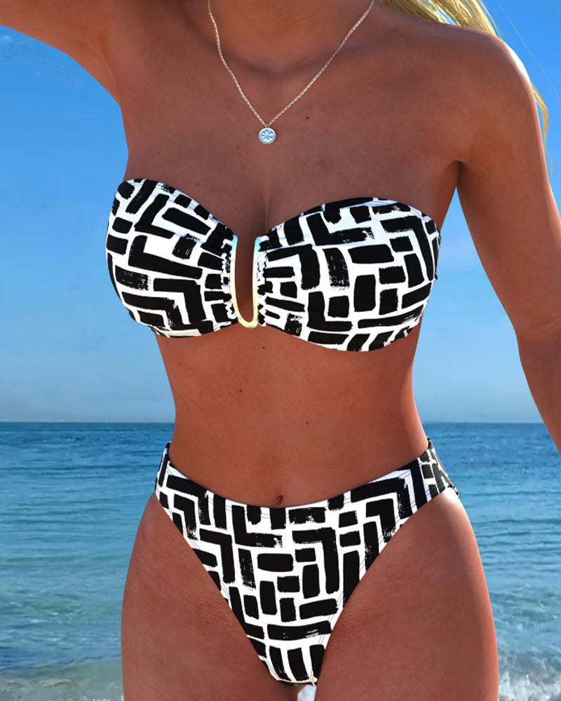 Bikini brez naramnic z geometrijskim vzorcem