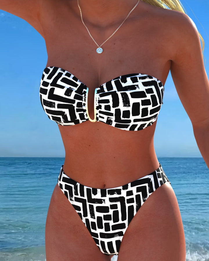 Bikini brez naramnic z geometrijskim vzorcem