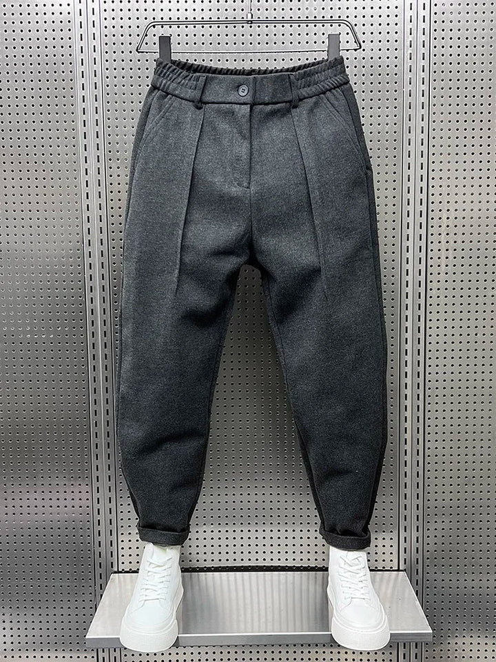 NOVAK | TAPERED TEKSTURIRANE HLAČE