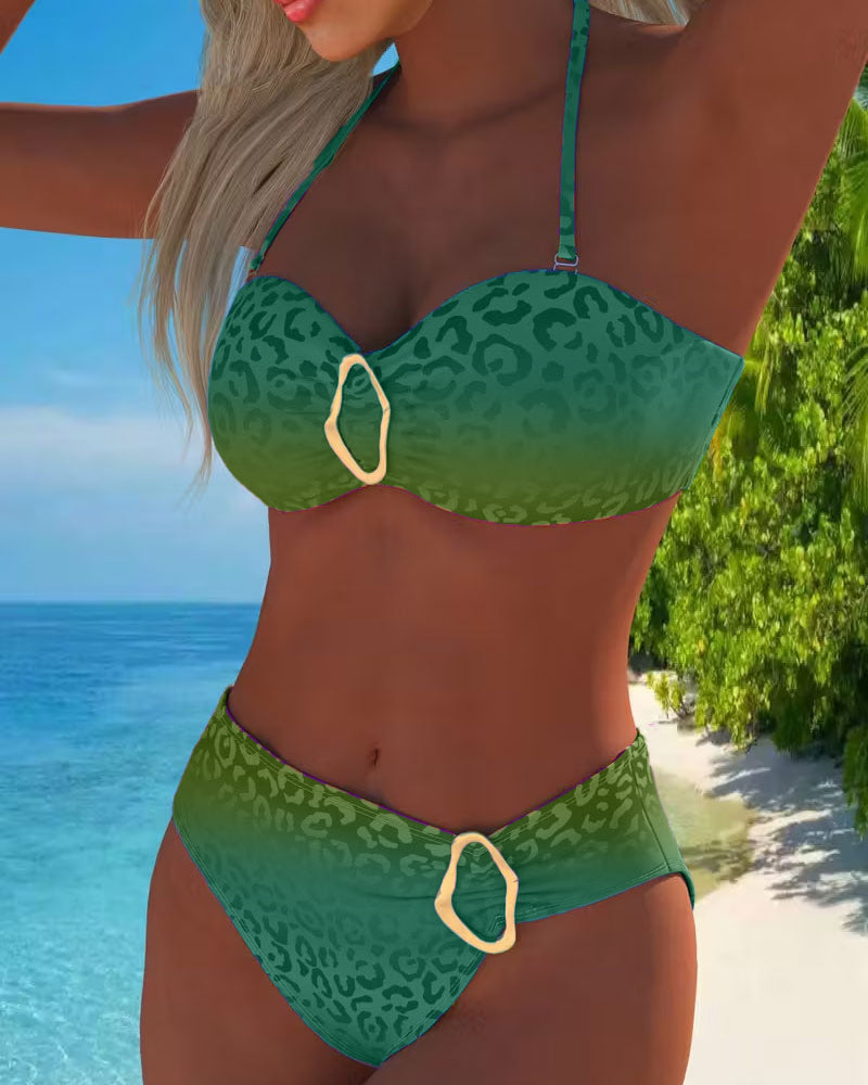 Bikini z halter ovratnikom in leopardjim vzorcem ter degradacijo