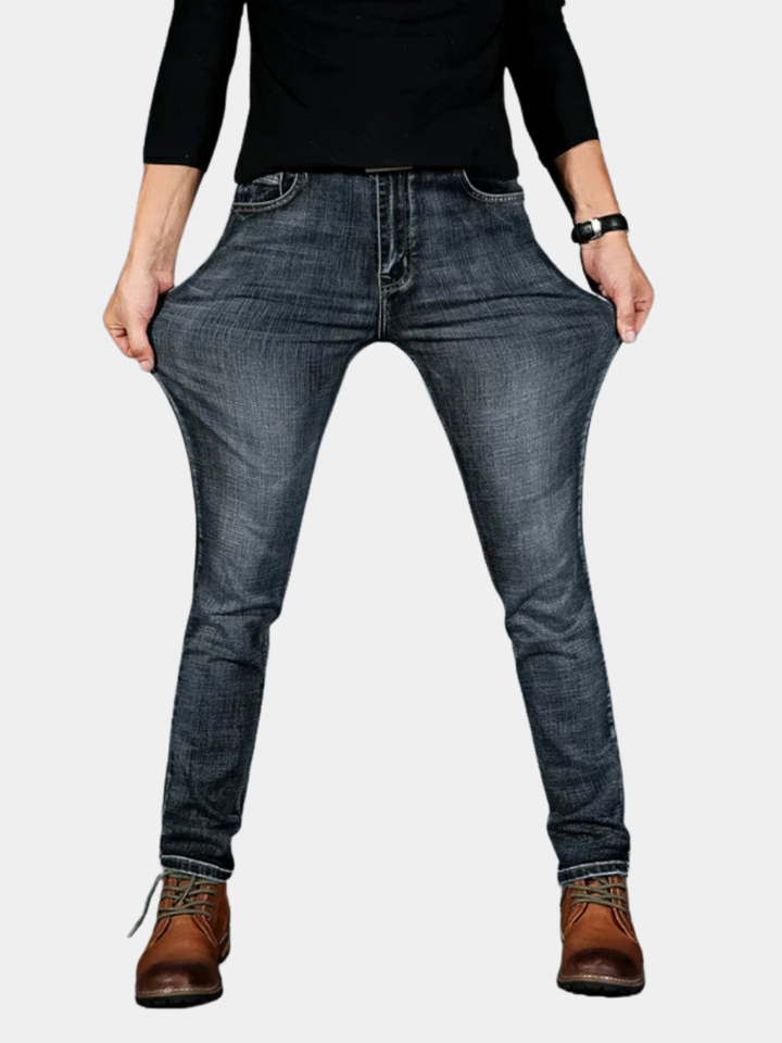 NOVAK | MODNO PRILEGANE JEANS HLAČE