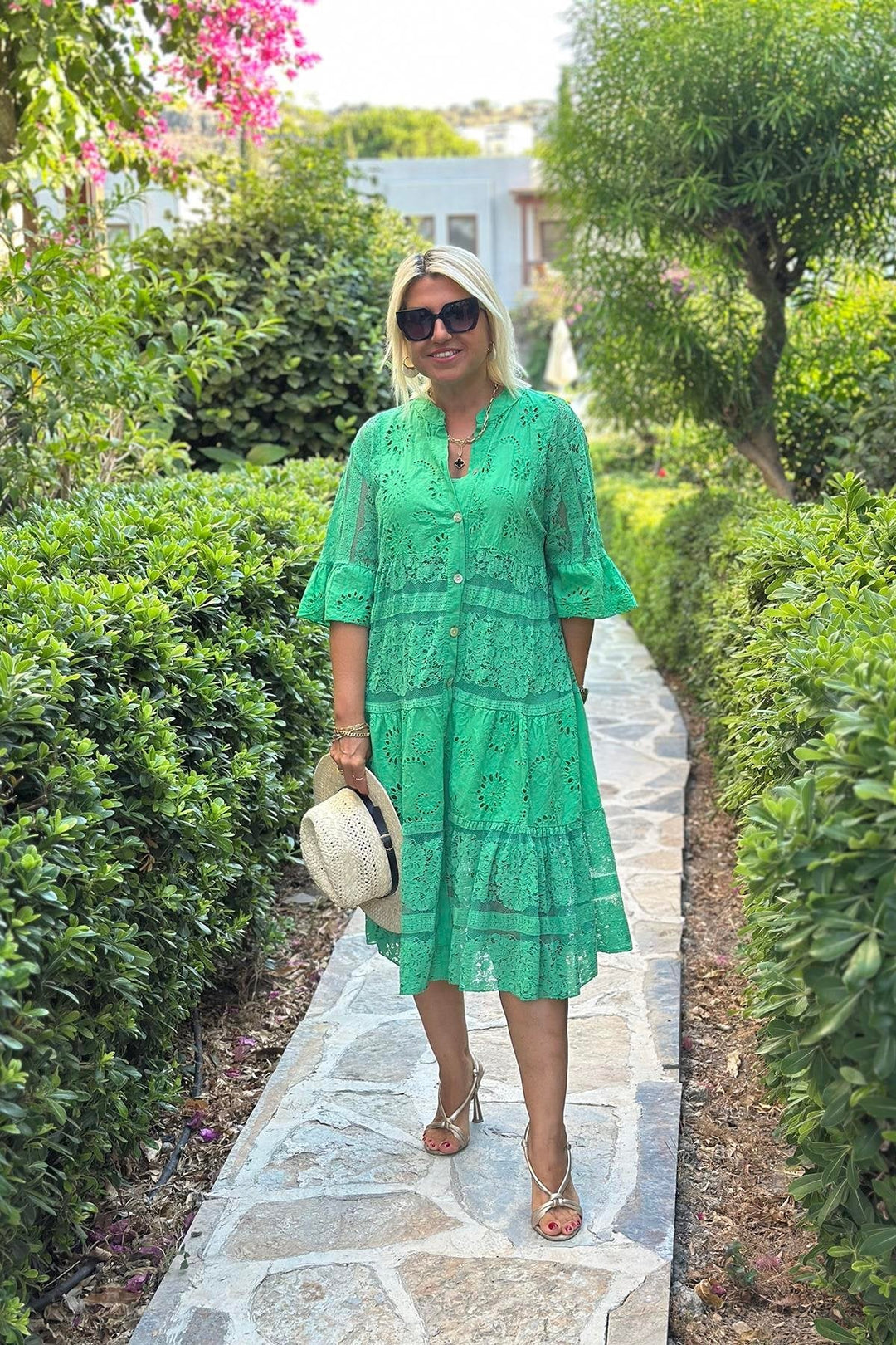 Mirelle – Večno elegantna obleka z izbranimi detajli
