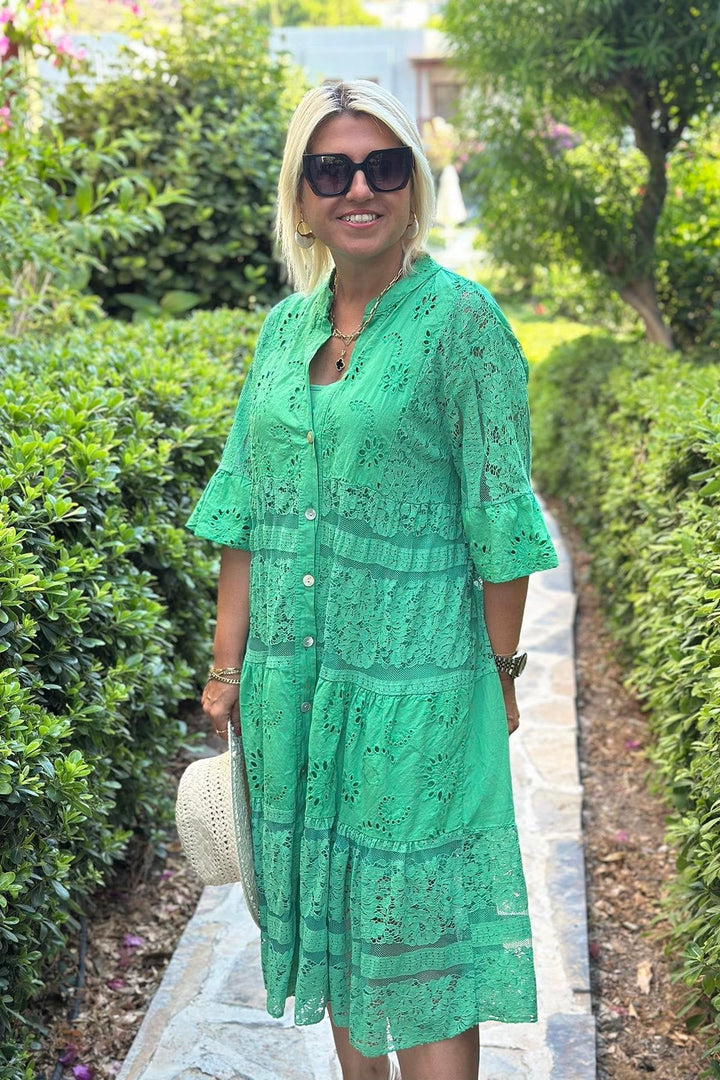 Mirelle – Večno elegantna obleka z izbranimi detajli