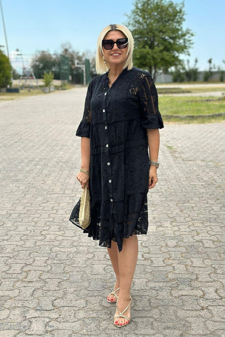 Mirelle – Večno elegantna obleka z dovršenimi detajli
