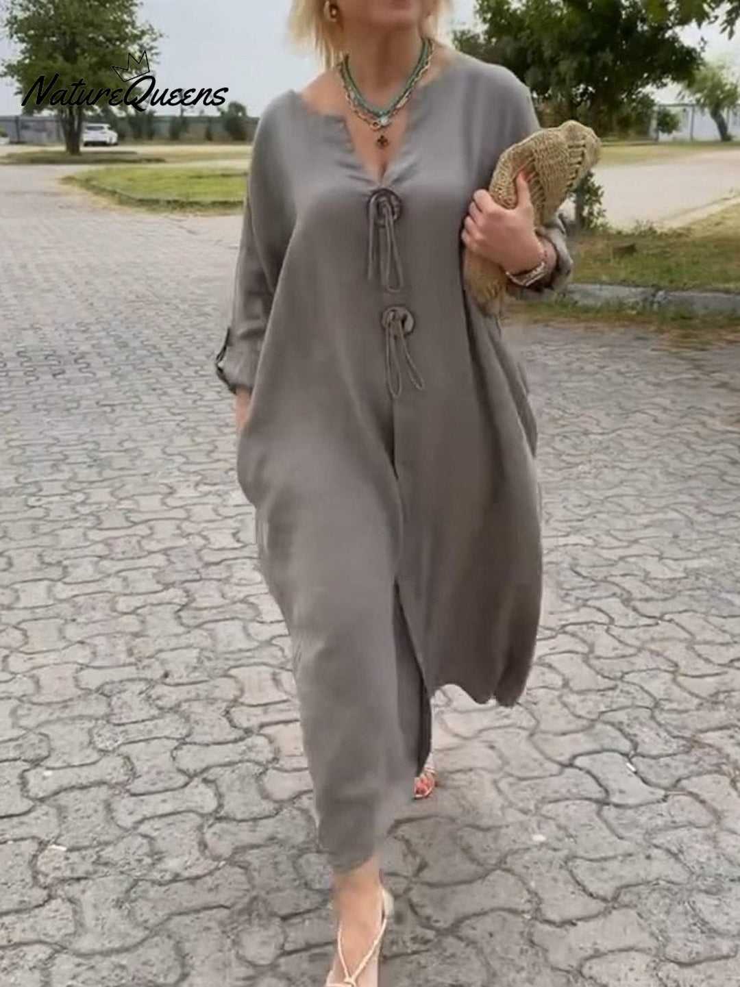 Noor – Dolga obleka z lesenimi elementi in ohlapnimi rokavi