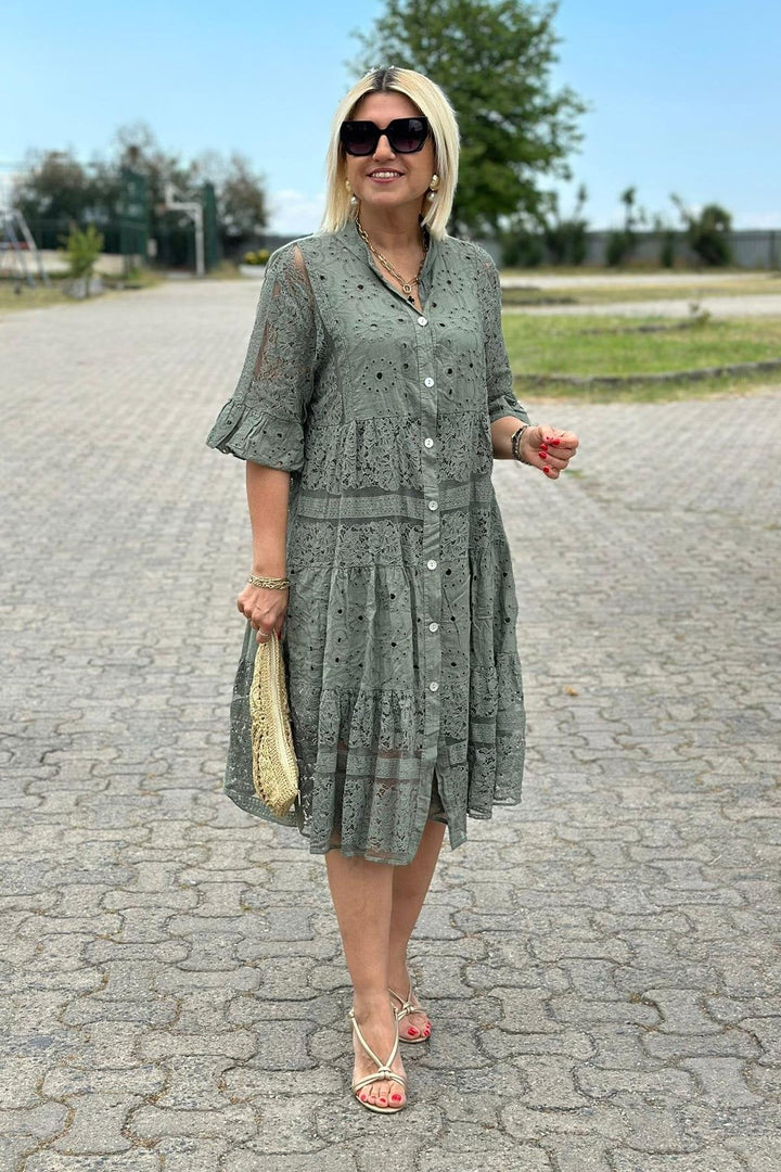Mirelle – Večno elegantna obleka z izbranimi detajli